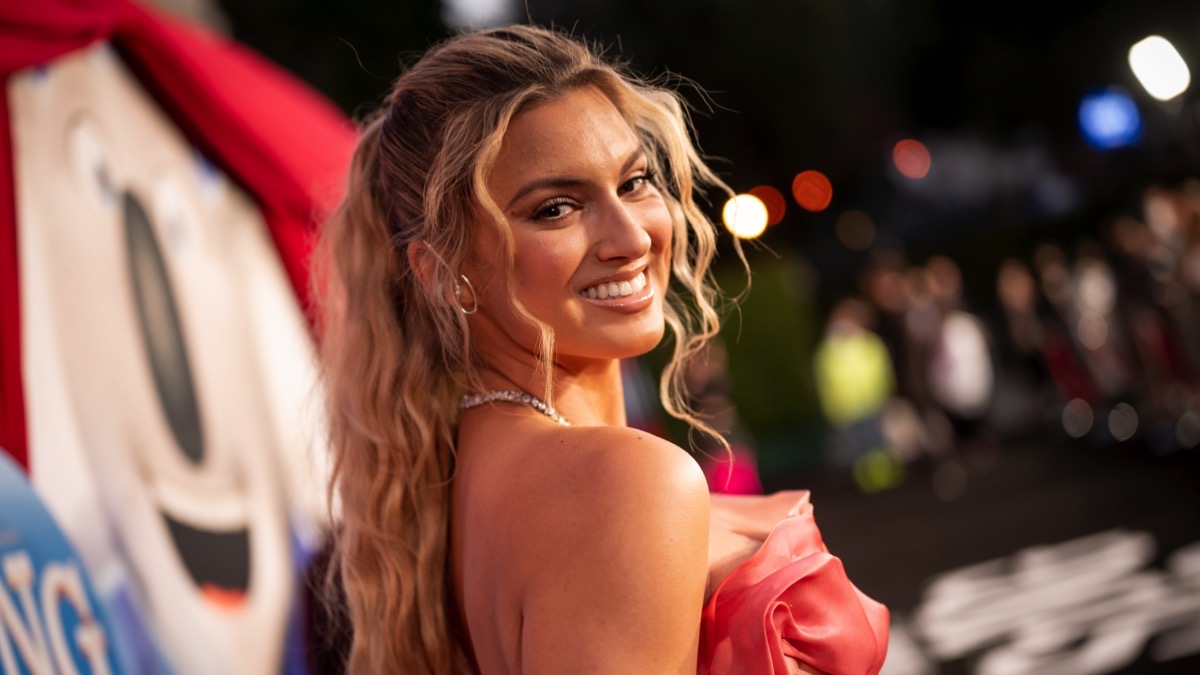 Singer Tori Kelly’s husband says she is ‘smiling and feeling stronger’ after blood-clot scare – Socialite Life