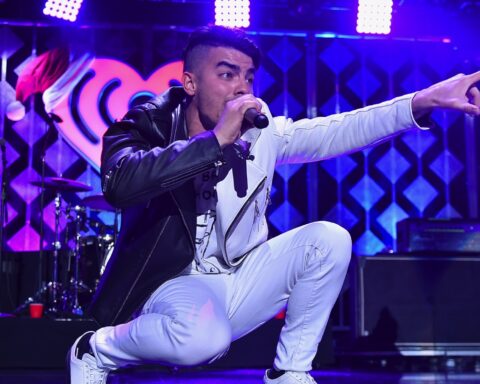 That time Joe Jonas accidentally pooped his white pants onstage – Socialite Life