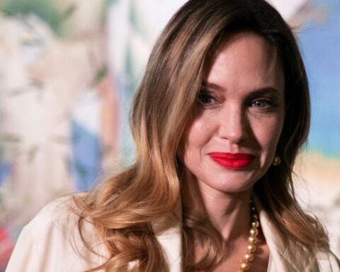 Angelina Jolie’s new middle finger tattoos spark Brad Pitt theories – Socialite Life