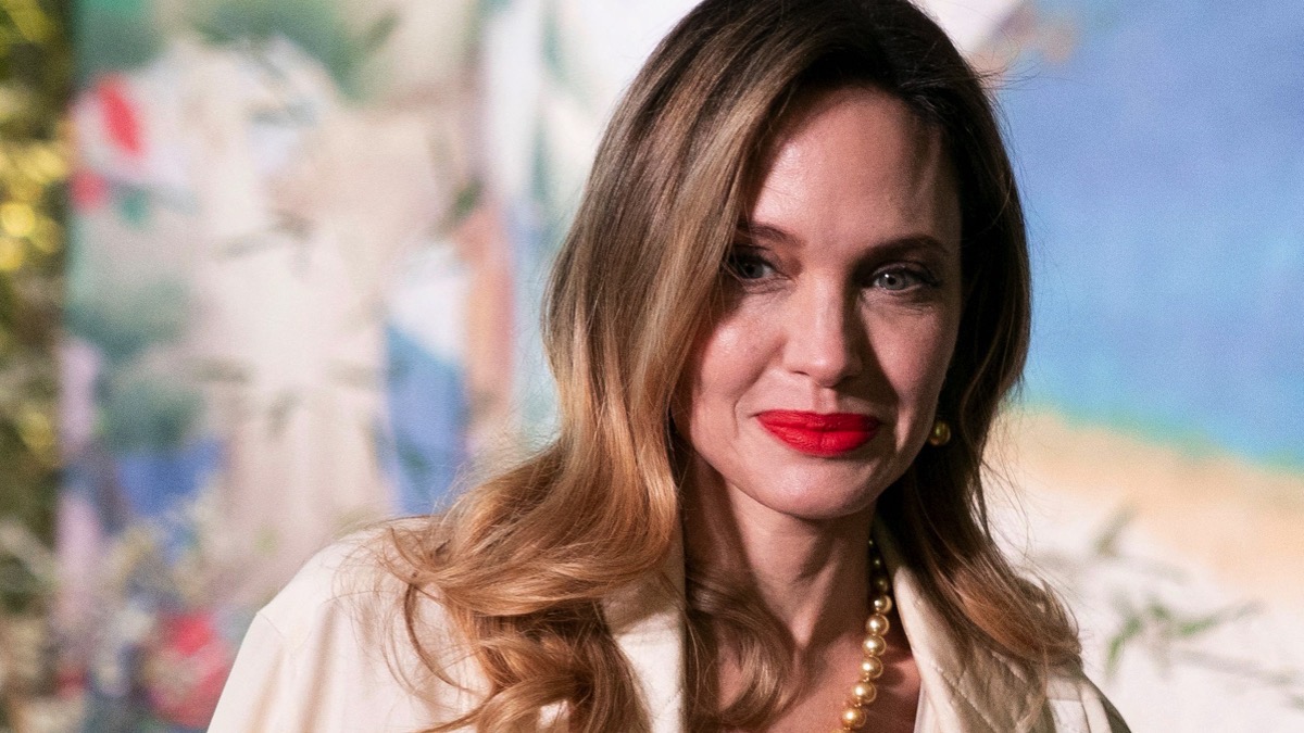 Angelina Jolie’s new middle finger tattoos spark Brad Pitt theories – Socialite Life