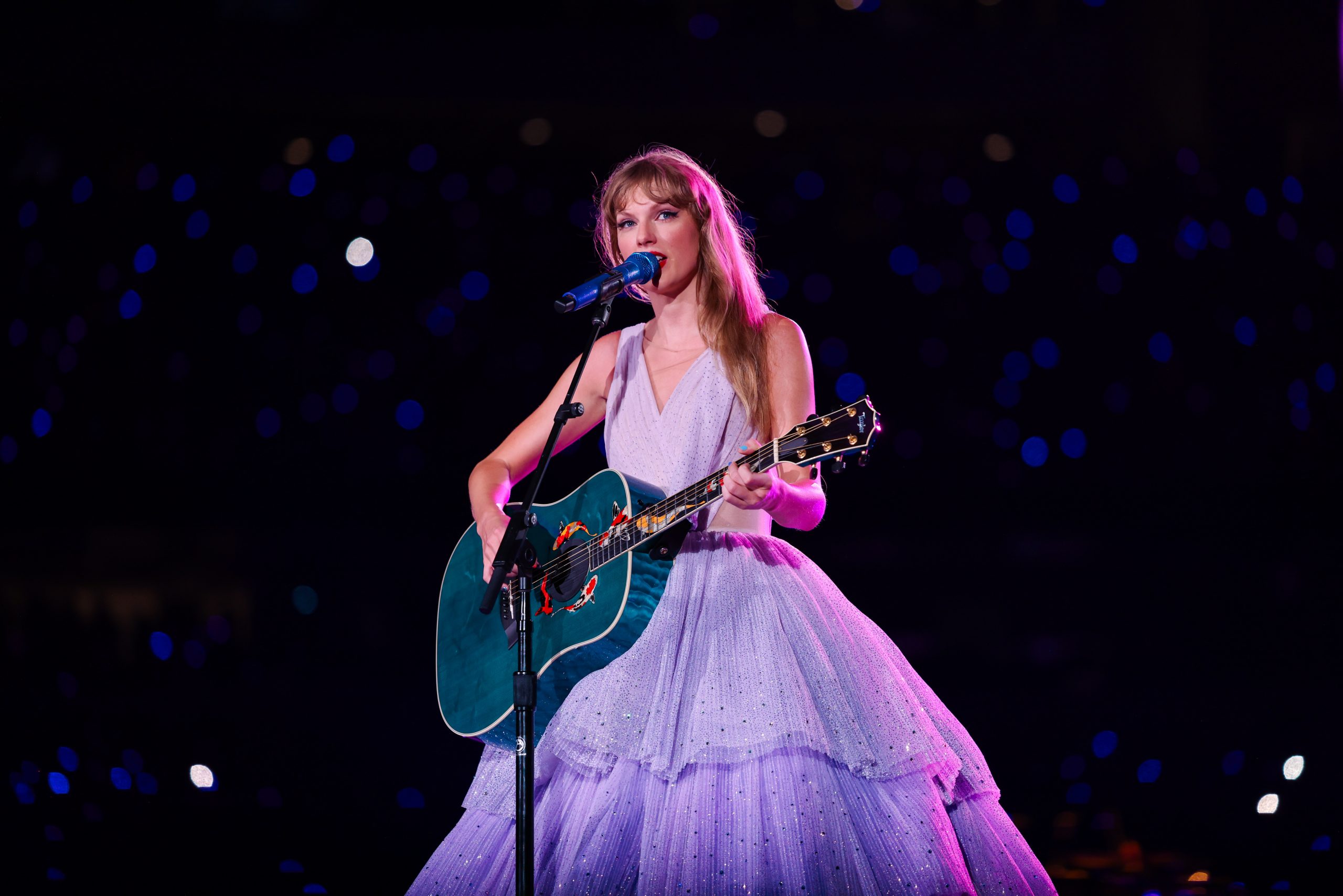 Taylor Swift performing