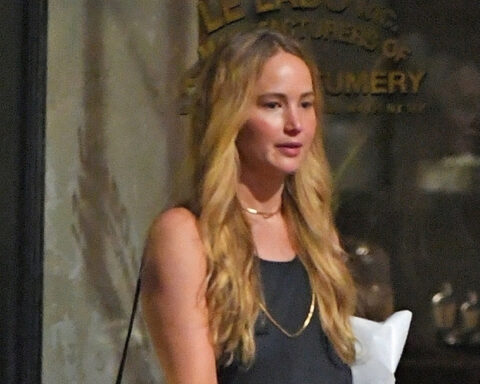 Jennifer Lawrence Enjoys Dinner With Friends in NYC!