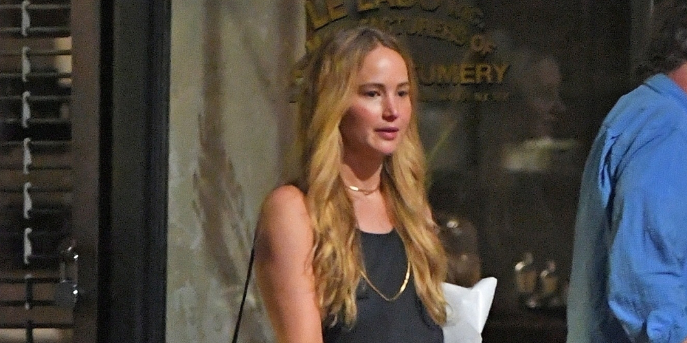 Jennifer Lawrence Enjoys Dinner With Friends in NYC!