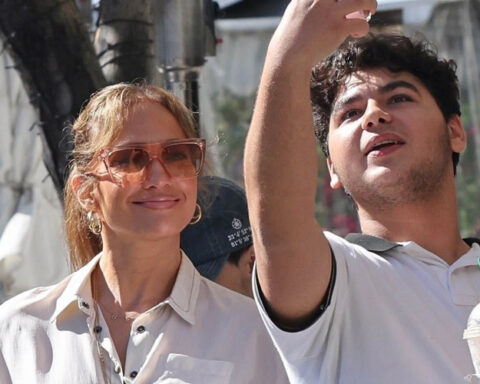 Jennifer Lopez Stops to Take Photos with Fans During Day Out in Beverly Hills