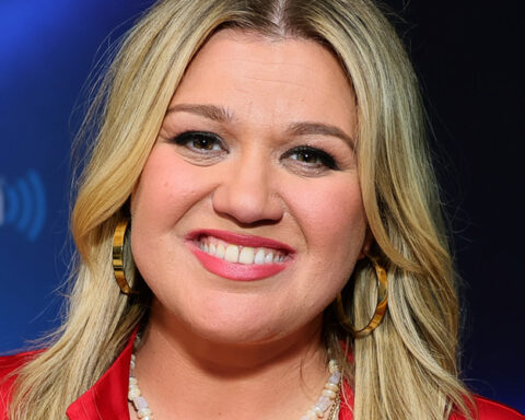 Kelly Clarkson Is Releasing a Deluxe Version of Her Album 'Chemistry' - 1 New Song Features Her Daughter!