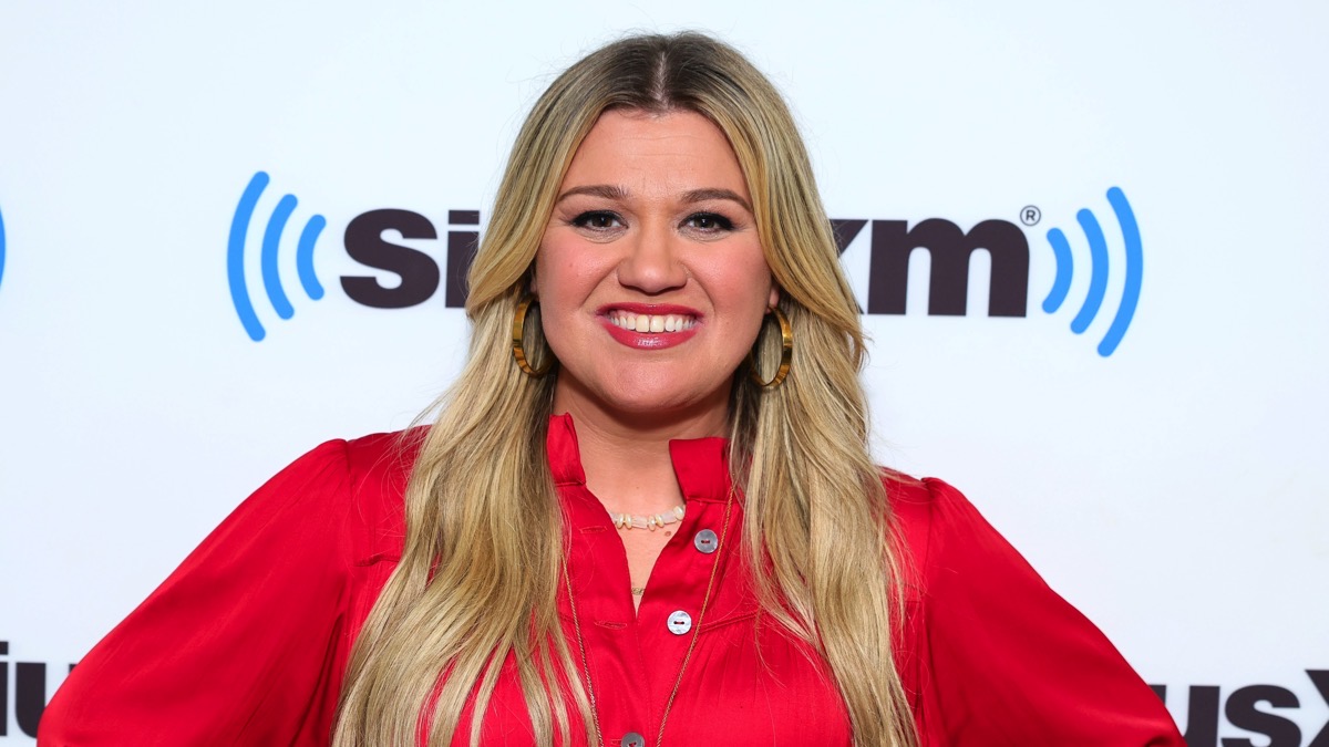 Kelly Clarkson’s x-rated reaction to a female fan’s suggestive sign – Socialite Life