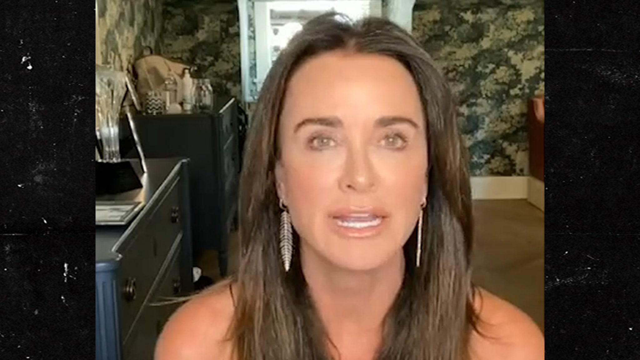 Kyle Richards Says She having a Tough Time over Split with Mauricio Umansky