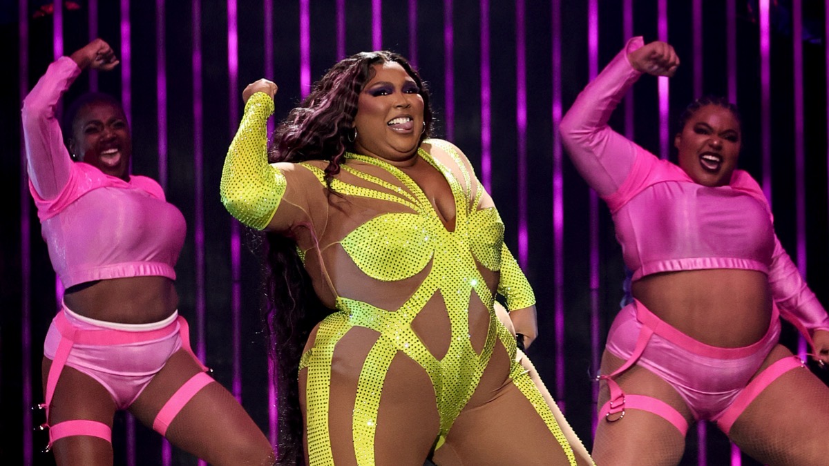 Lizzo’s Big Grrrls dance troupe release statement praising singer following lawsuit from former members – Socialite Life