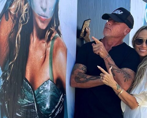 Miley Cyrus serves as maid of honor at mom Tish Cyrus and Dominic Purcell’s wedding – Socialite Life