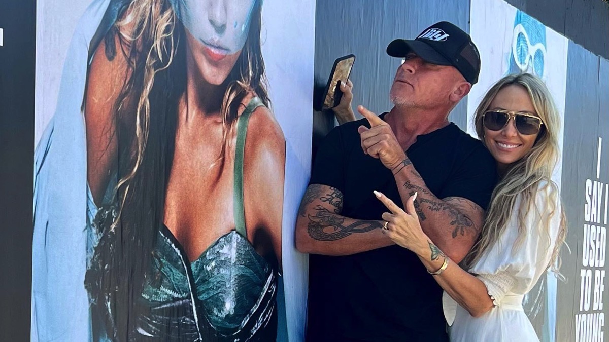 Miley Cyrus serves as maid of honor at mom Tish Cyrus and Dominic Purcell’s wedding – Socialite Life