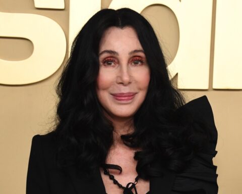 Cher allegedly hired men to kidnap troubled son Elijah Blue Allman from NY hotel prior to rehab stint – Socialite Life
