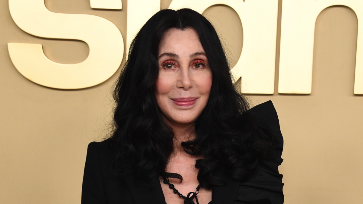 Cher allegedly hired men to kidnap troubled son Elijah Blue Allman from NY hotel prior to rehab stint – Socialite Life