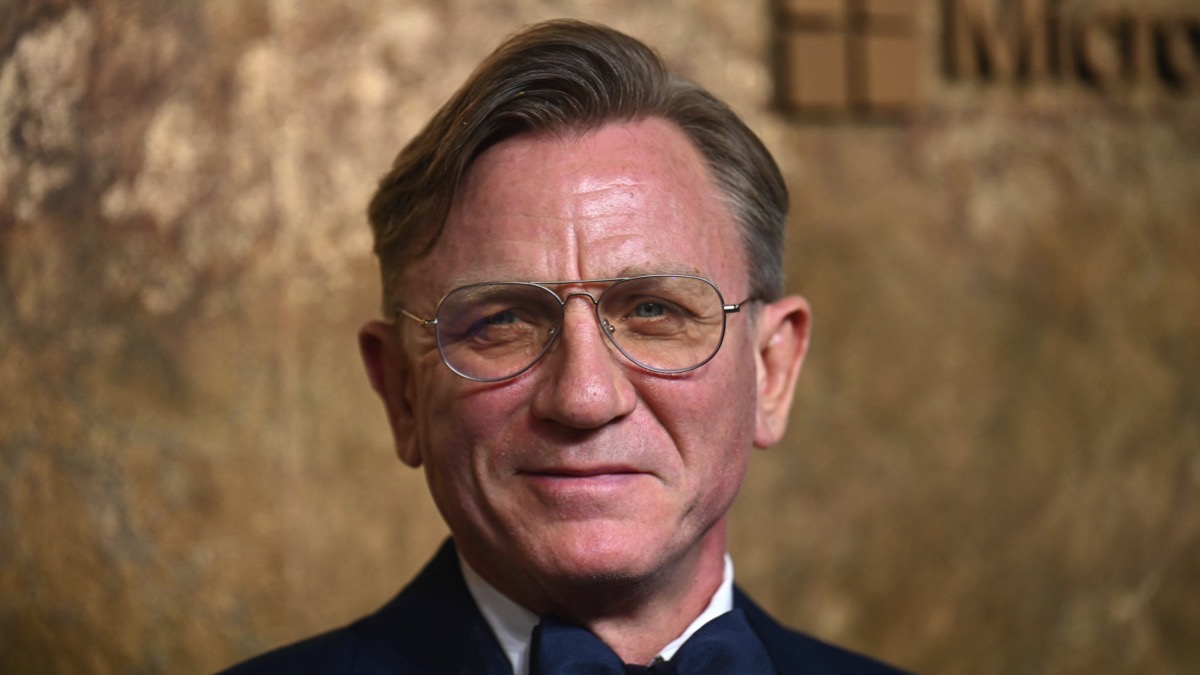 Daniel Craig’s new hairdo has the internet talking – Socialite Life