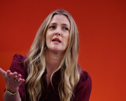 Drew Barrymore reverses decision to bring back talk show amid strikes – Socialite Life