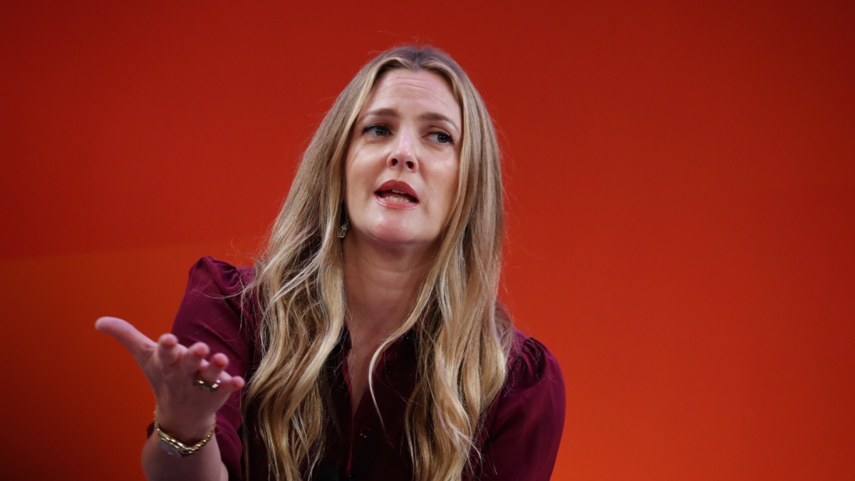 Drew Barrymore reverses decision to bring back talk show amid strikes – Socialite Life