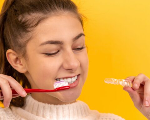 Hollywood Smiles: How Celebrities Achieve Pearly Whites with the Best At-Home Teeth Whitening Kits