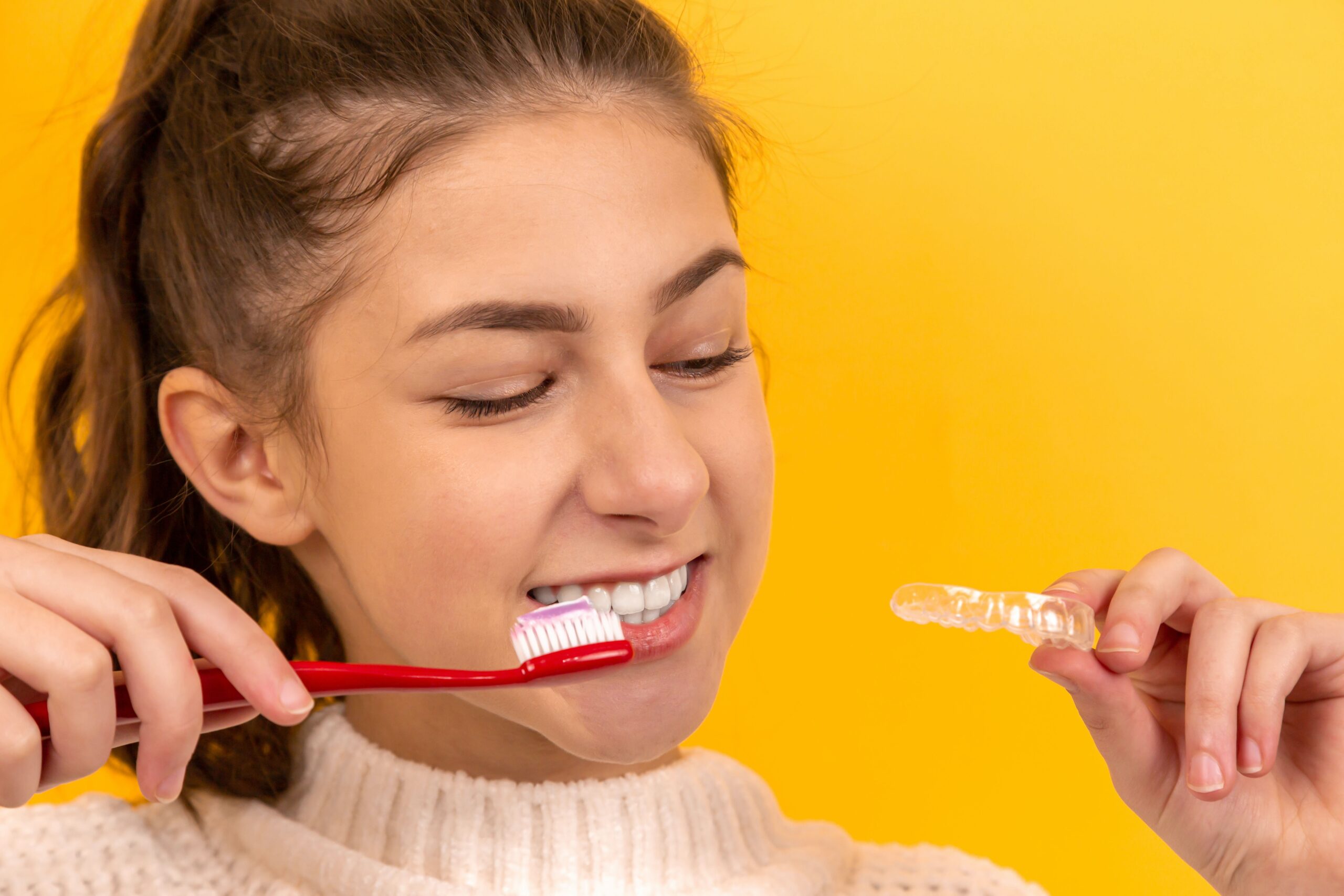 Hollywood Smiles: How Celebrities Achieve Pearly Whites with the Best At-Home Teeth Whitening Kits