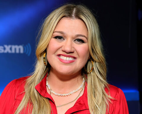 Kelly Clarkson Leaves the Stage to Address a Wardrobe Malfunction, Laughs it Off