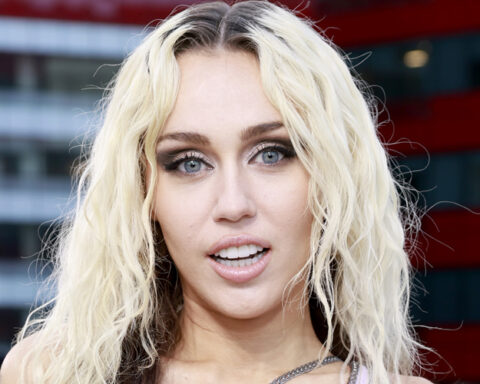 Miley Cyrus Goes Back To Dark Brown Hair & Fans Are Freaking Out!
