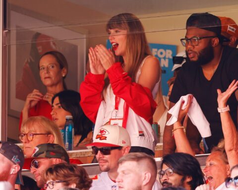 Taylor Swift Goes Bonkers at Kansas City Chiefs Game, Is 100% Dating Travis Kelce