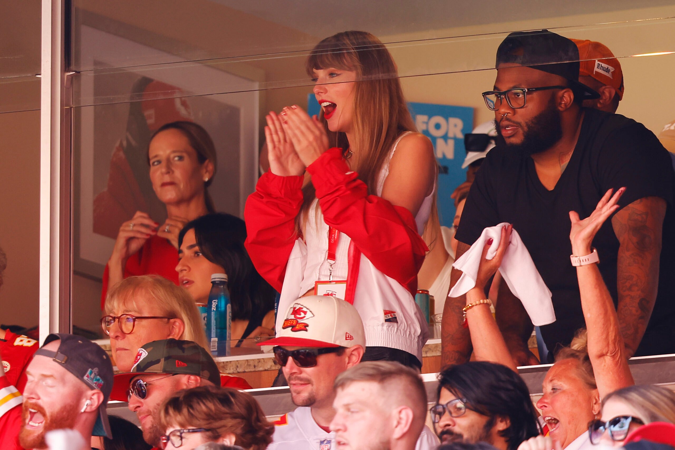 Taylor Swift Goes Bonkers at Kansas City Chiefs Game, Is 100% Dating Travis Kelce