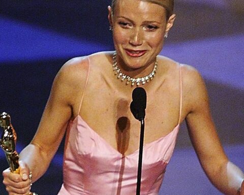 Gwyneth Paltrow uses her Oscar as a doorstop, because of course she does – Socialite Life