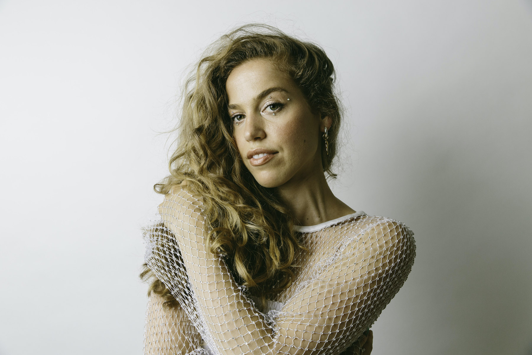 Miranda Joan Finds Beauty In Powerful Bonds With “She Knows”