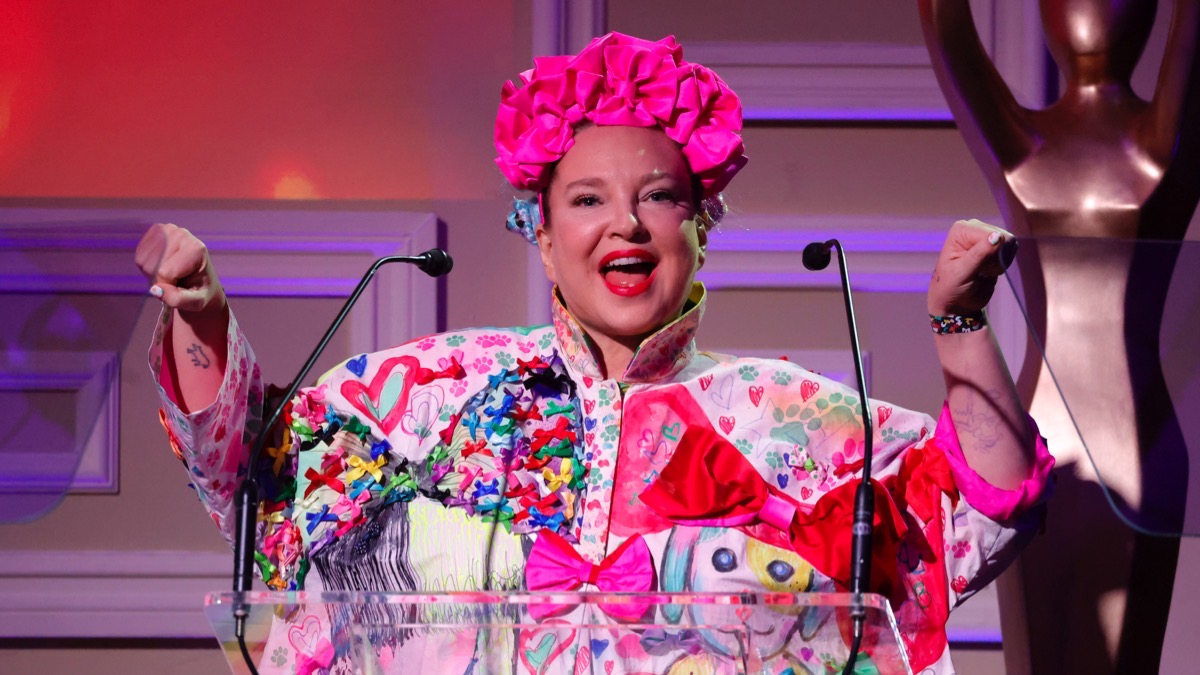 Sia debuts facelift, shows her face in public for the first time in 5 years – Socialite Life